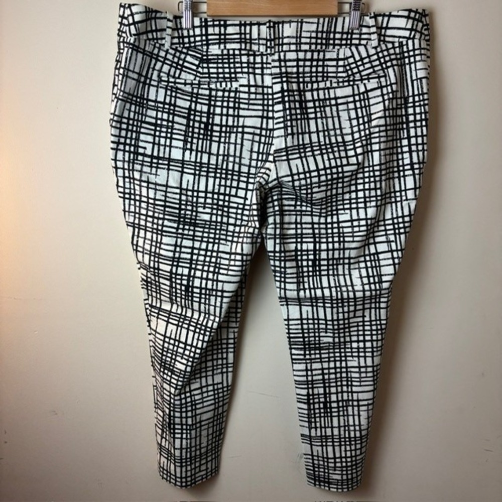 Womens 22W Ava & Viv Ankle Skinny Pants White Black Abstract Plaid Stretch - Picture 2 of 12